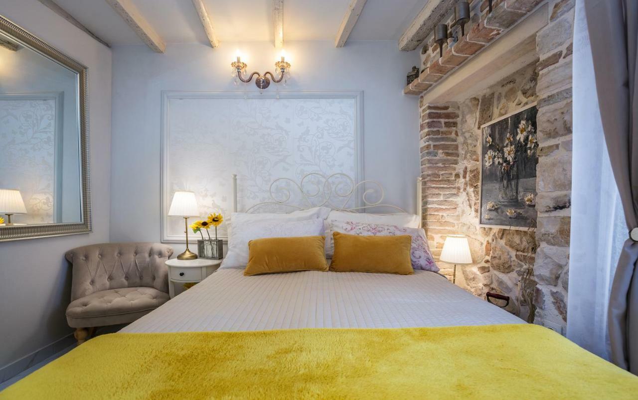 Studio Yellow Flower Rovinj Extérieur photo