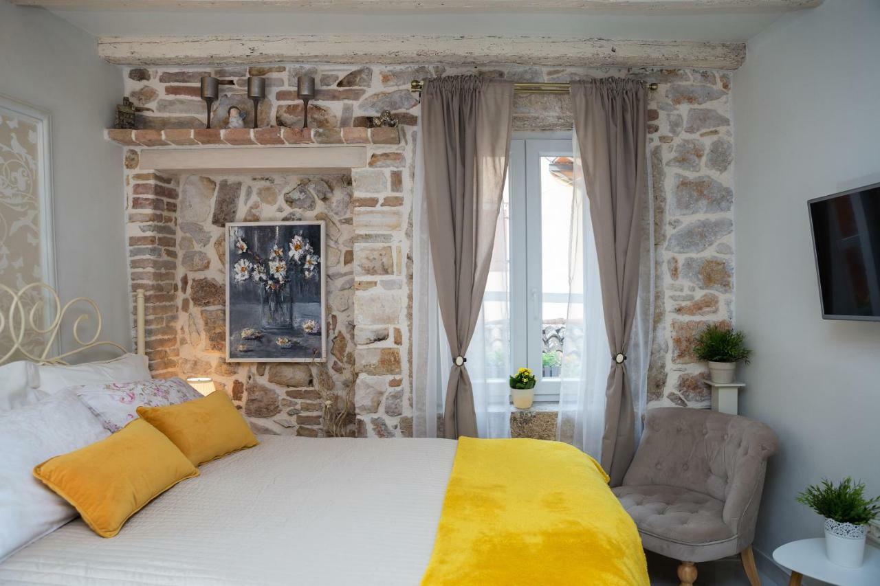 Studio Yellow Flower Rovinj Extérieur photo