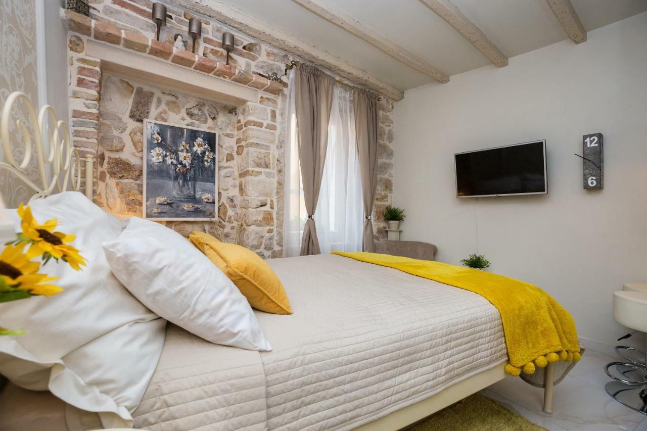 Studio Yellow Flower Rovinj Extérieur photo