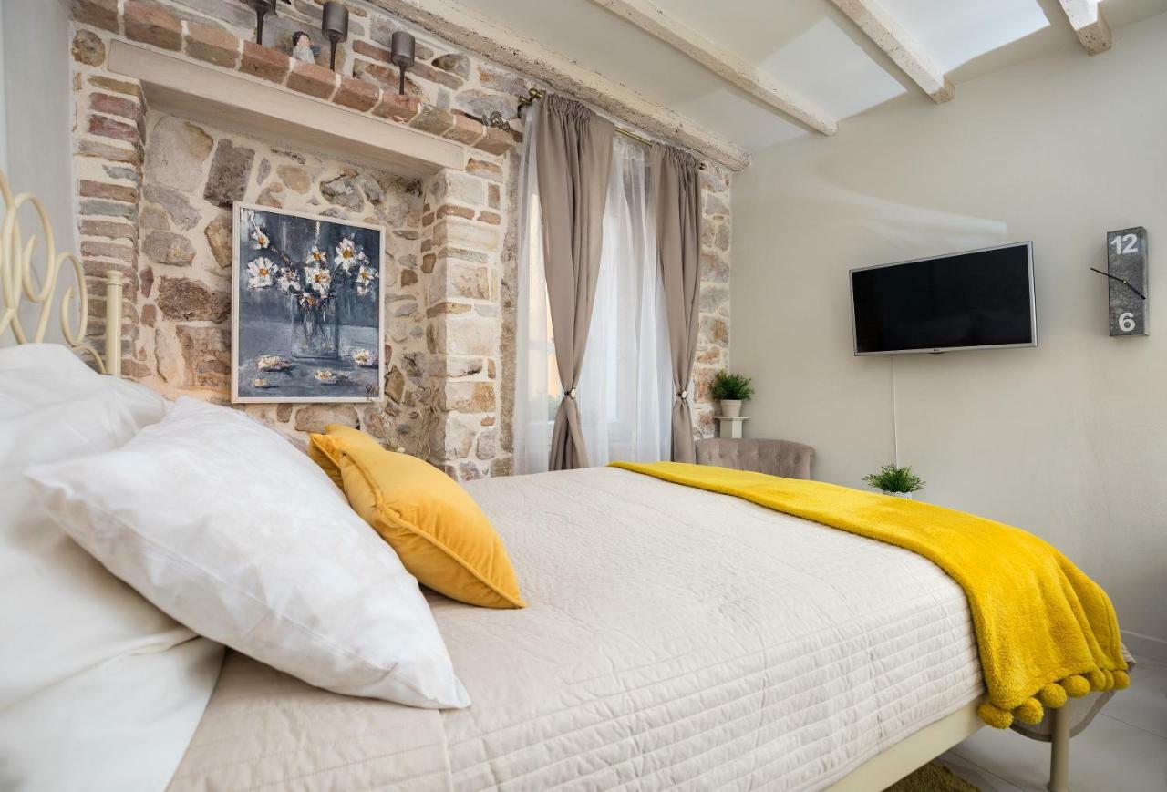Studio Yellow Flower Rovinj Extérieur photo