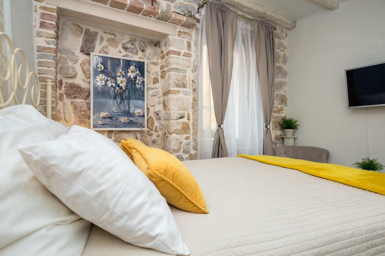Studio Yellow Flower Rovinj Extérieur photo